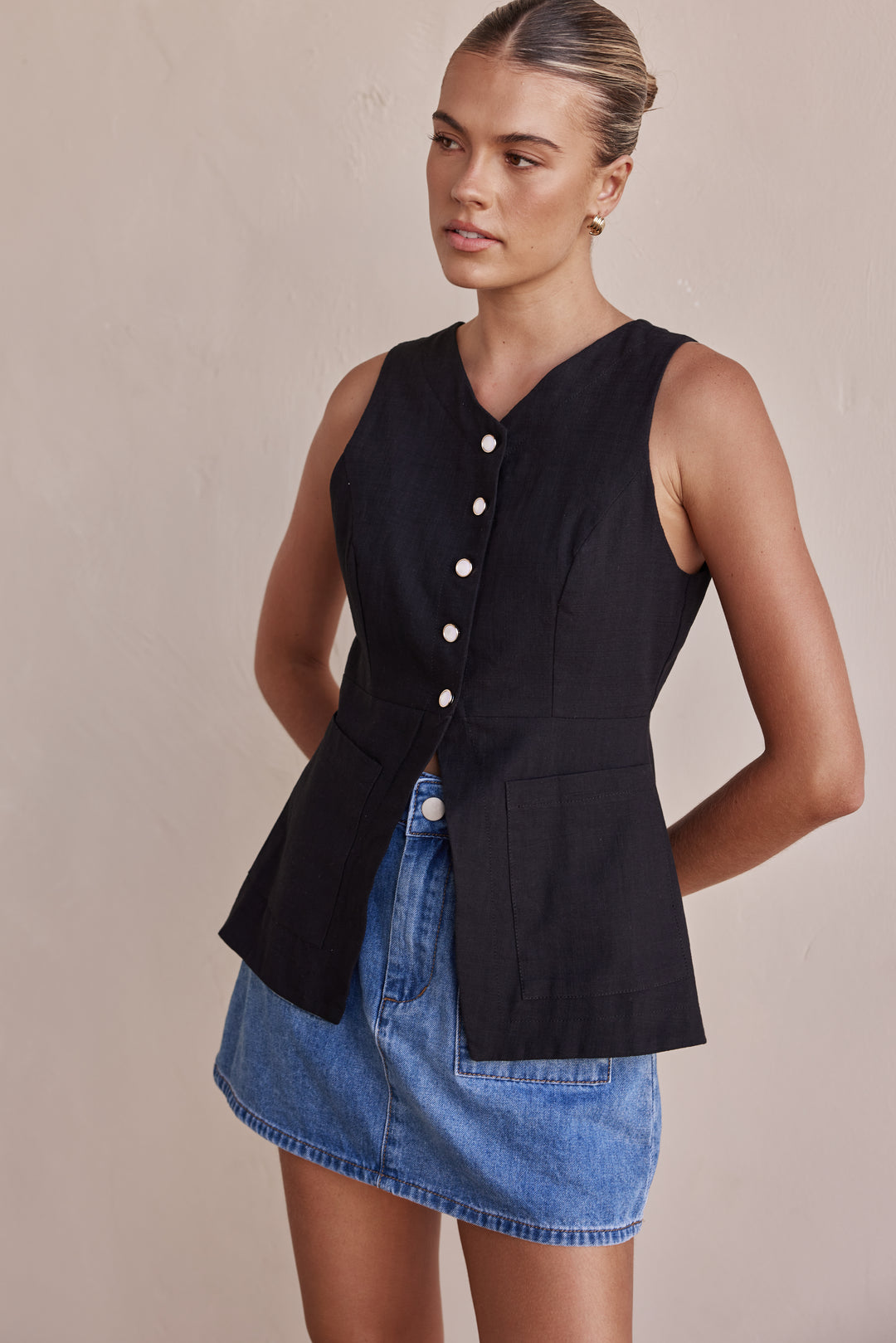 Black Linen Vest for Women with Front Pockets – Sleeveless Design