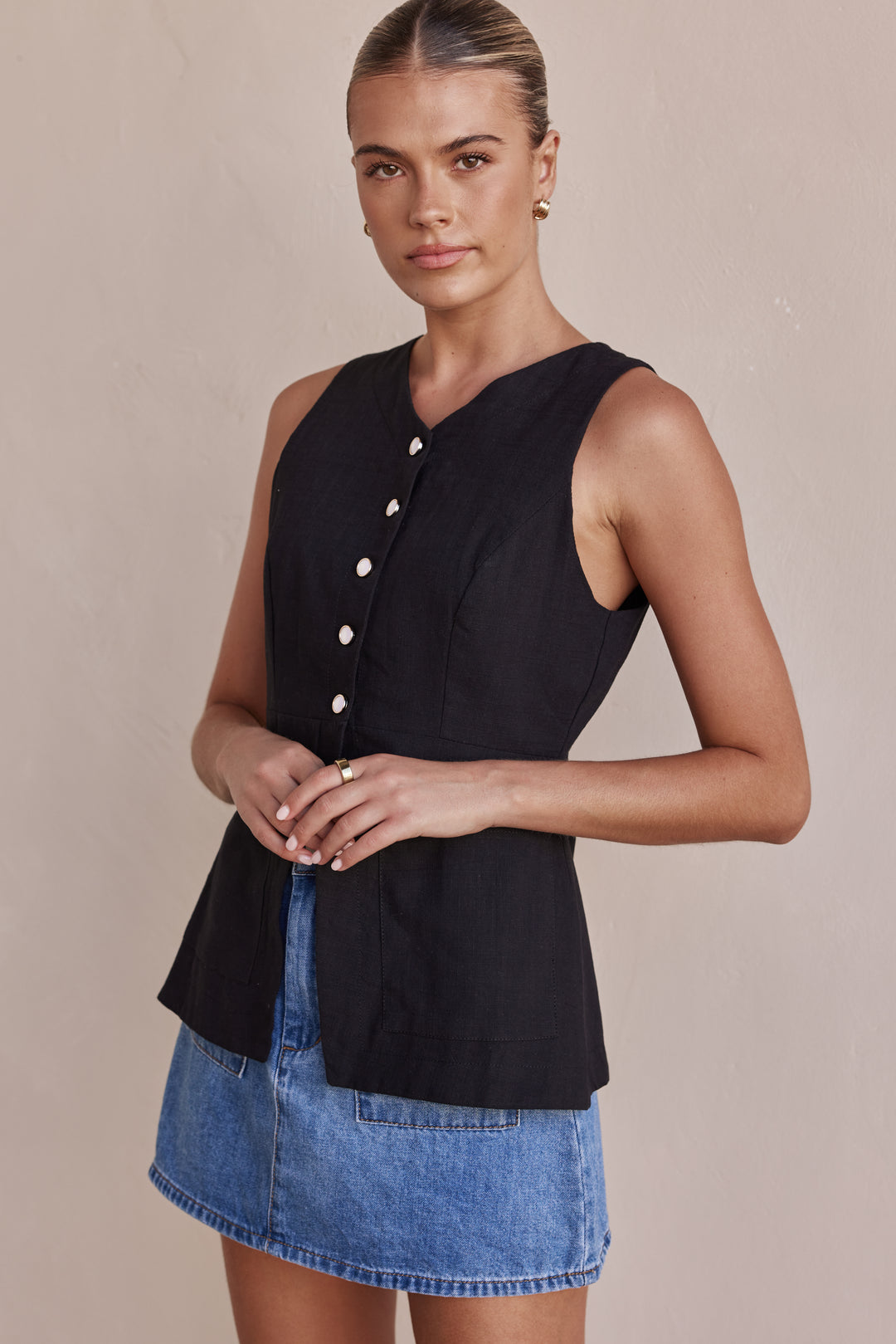 Black Linen Vest for Women with Front Pockets – Sleeveless Design
